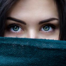 Jak zastavit vypadávání vlasů a podpořit jejich růst