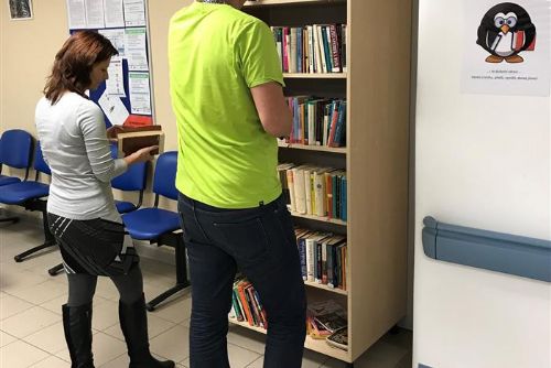 Foto: Nemocnice v Pelhřimově nabízí pacientům k zapůjčení knížky