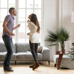 Obývací pokoj vám dokáží zpříjemnit drobné detaily aneb něco pro vaše pohodlí