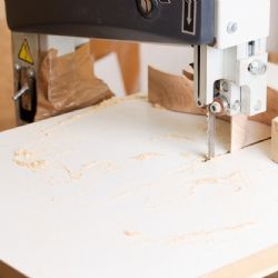 Pracujte se dřevem jako profesionál: pásové pily a hoblovky vám ušetří práci