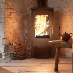 Topíte doma dřevem? Bez těchto nástrojů a pomůcek se neobejdete