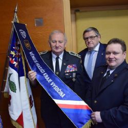 Výročí 100 let od založení státu se stalo příležitostí k dekorování praporu Kraje Vysočina pamětní hasičskou stuhou.
