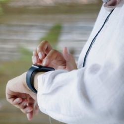 Chytré hodinky na cestách: Jaký řemínek je ideální na výlety?