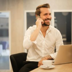 Moderní muž - hraje ve Wazamba, stará se o auto, je solitér. Doopravdy?