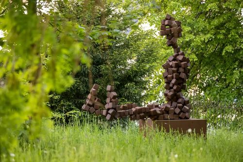 obrázek:PRACH JSEM — sochy z železného prachu v Horácké galerii