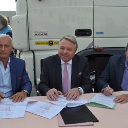 Den otevřených dveří v pelhřimovské firmě Agrostroj, zástupci firmy a města podepsali smlouvu o spolupráci