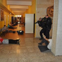 Jednotky integrovaného záchranného systému v Pelhřimově cvičně řešily útok šíleného střelce