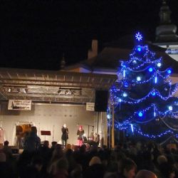 Vánoční strom na pelhřimovském náměstí zazářil, svítí i svíčka na adventním věnci