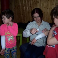 Děti z havlíčkobrodského Charitního domova zaujala praktická ukázka první pomoci