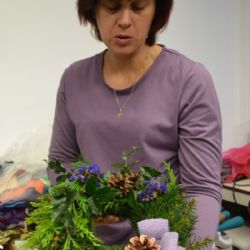 Dušičkové věnce z humpoleckého Šatníku jsou v kurzu