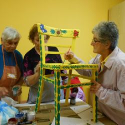 Nejkrásnější židli, která rozzáří krajský úřad, namaloval Petrklíč