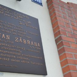 Pamětní deska Jana Zábrany na Dolním náměstí v Humpolci