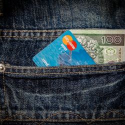 Muž zneužil odcizenou platební kartu