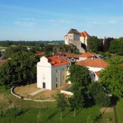 Nechte se vtáhnout do historie - večerní hrané prohlídky v kapli hradu Kámen