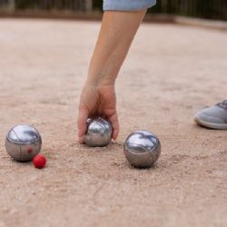 Zámecké hřiště se skrytými kameny prověřilo nejlepší hráče pétanque