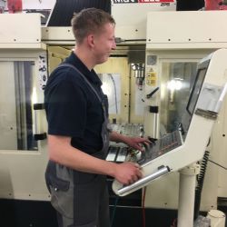   Plastové víčko na šampón i kryt na telefon. Bez forem z Šašovic by nebyly