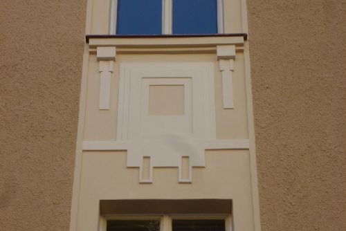 Obrázek - Detail obnoveného dekoru fasády a geometrického rámce