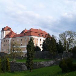 Koncert Na křídlech lásky na zámku ve Valči 