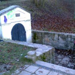 Vandal pomaloval studánku Na Skalce v Jihlavě
