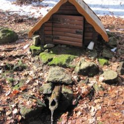 Zloděj ukradl na Jihlavsku nápisy ze studánek Anetka a Eliška