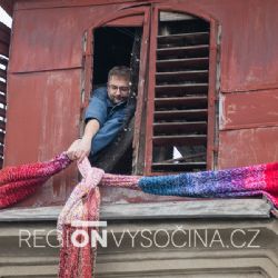 Kostel svaté Kateřiny je připravený na zimu, dostal barevnou šálu