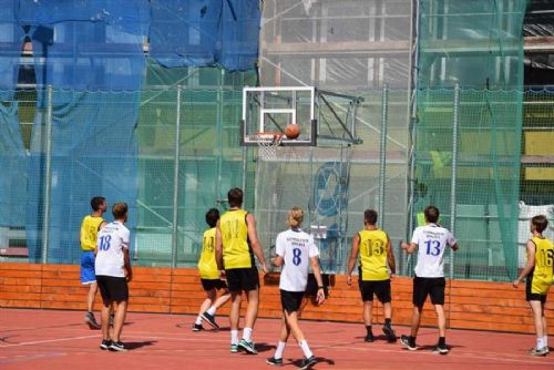 Foto: Jihlavské gymnázium a Střední průmyslová škola otevřely nové multifunkční hřiště