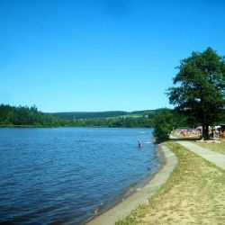 Vysočina láká rekreanty: Velké Dářko praská ve švech, koupání na Pilské zakázáno