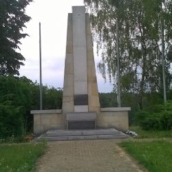 Komunisté postavili partyzánům pompézní pomník. Po revoluci chátrá