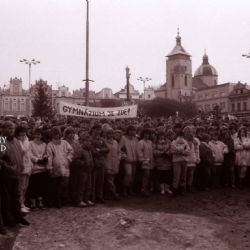 Listopad 89 v Brodě: svíčky na kašně, zpupné gymnázium a „zpomalená“ KSČ