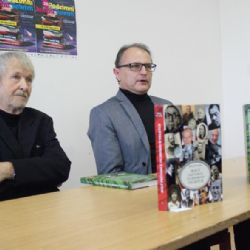 Miloš Dvořák o svých knihách fotografií: Na hřbitovech není nic morbidního