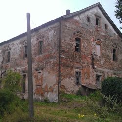 Zámek ve Smilově vlastnili přední šlechtici, po únoru 1948 zchátral