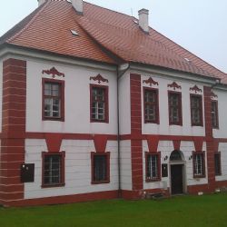 Zámek ve Vilémovicích patřil slavným šlechticům. Teď ho vlastní soukromník