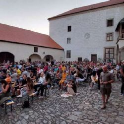 Setkání s Jiřím Strachem v letním kině a následné promítání jeho slavné pohádky