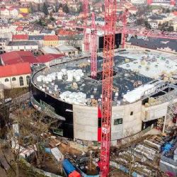 Technici demontují stožáry na stavbě arény: Dokončení v říjnu
