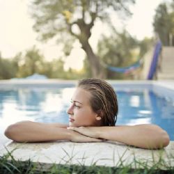 Tropické teploty prodlužují sezónu na Vysočině - koupaliště zůstávají otevřená