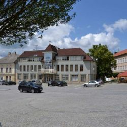 Přibyslav zavedla unikátní dvouhodinové parkování zdarma