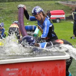 Soutěžní souboj v požárním útoku v Rozsochatci