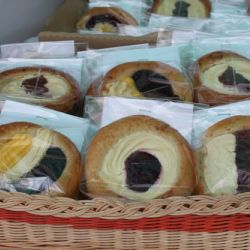 „Chceme vás podpořit,“ znělo ve Velké Bíteši při nákupu koláčů