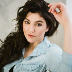 Celeste Buckingham nazpívala titulní píseň k filmu Cesta do Tvojzemí, a to hned ve třech jazycích