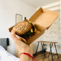 Jídlo z restaurací si online objednává o polovinu více lidí než loni