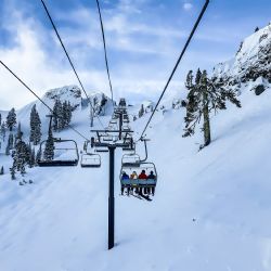 PCR testy na akcích nad 1000 lidí i kontroly O-T-N u lyžařských vleků. Vláda schválila nová opatření