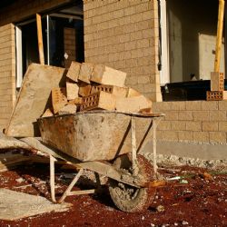 Podnikatelé postižení tornádem budou moct dostat finanční pomoc až 1 milion