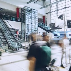 Zájem o cestování stále roste. Letiště Praha odbavilo v srpnu téměř 700 tisíc cestujících