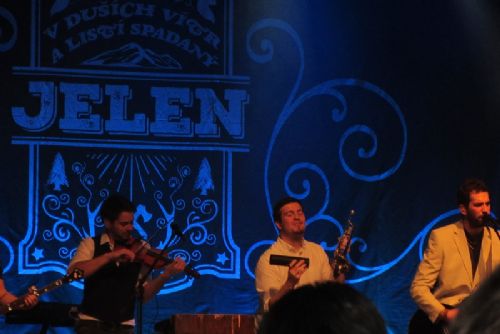 Foto: Děti z Nové Vsi zavítaly na koncert kapely Jelen