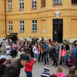 Sobota v dětském domově v Nové Vsi u Chotoběře, dorazila i kapela Jelen