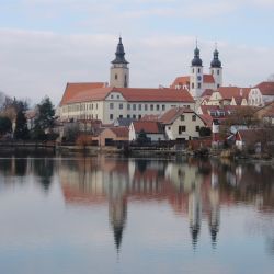 Práce v ulicích Telče pokračují