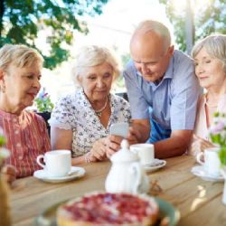 Česko stárne: Na 100 dětí připadá 133 seniorů, růst pokračuje