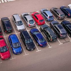 Havlíčkův Brod hledá řešení kritického nedostatku parkovacích míst na Výšině!