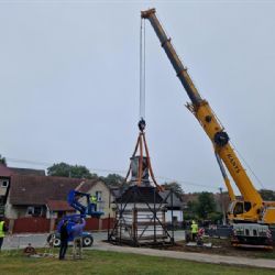 Historická zvonička v Křídla přesunuta po 30 letech čekání