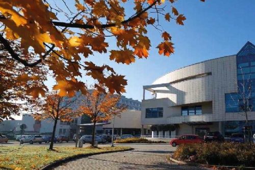 Foto: Jihlava staví nový onkologický pavilon a parkovací dům za 300 milionů Kč